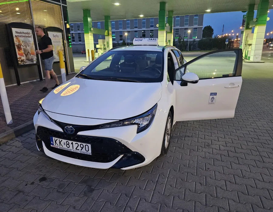 Biała Toyota Corolla Hybrid Taxi w Krakowie