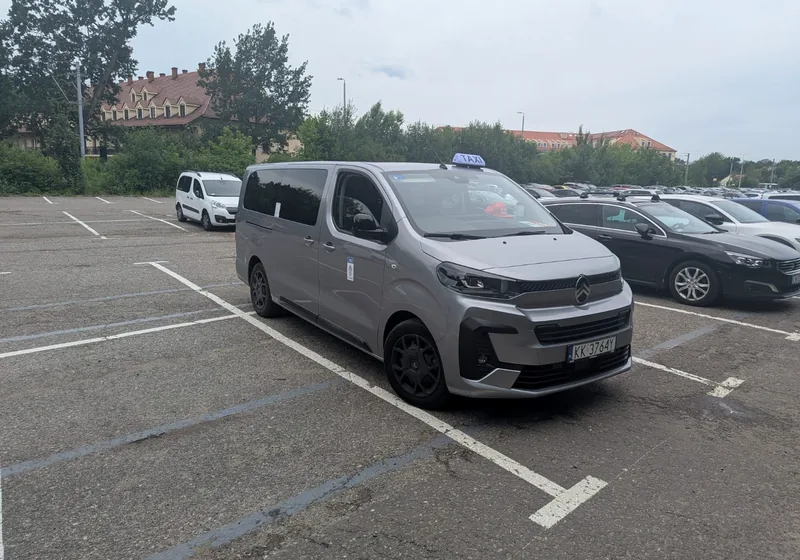 Srebrny van do 8 osób na prywatne transfery z Krakowa
